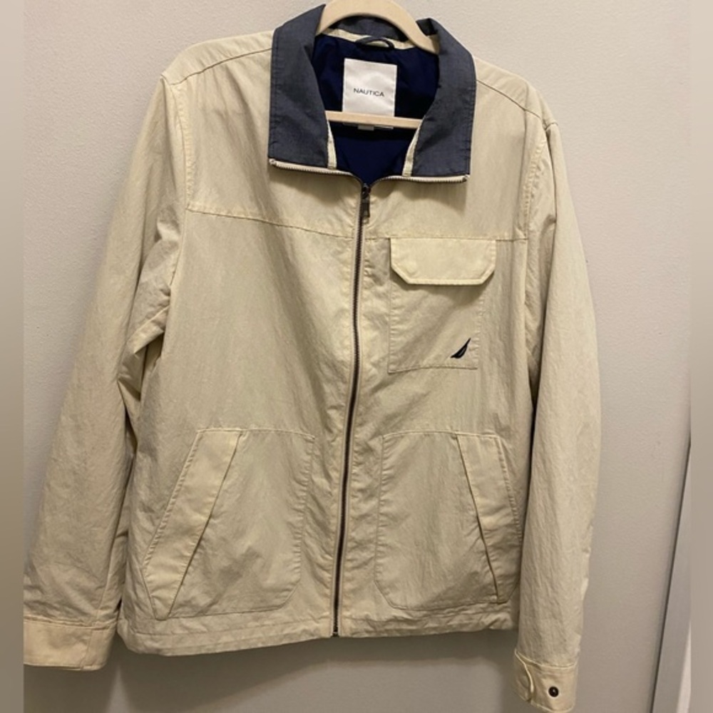 NAUTICA men’s tan and blue zippered lightweight jacket. Size Medium